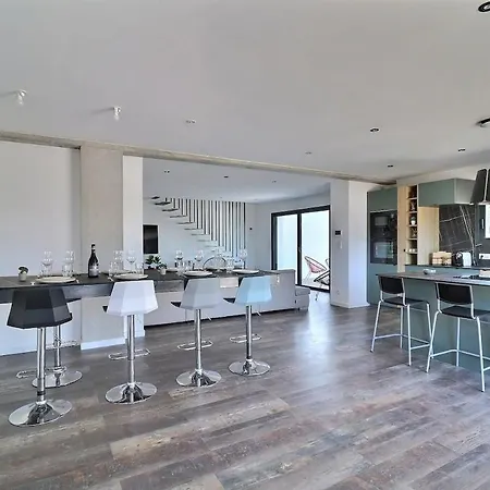 D'exception A Piscine Chauffee מוגויו